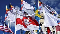 V loty�ské Rize b�hem mistrovství sv�ta vlaje místo oficiální b�loruské vlajky...