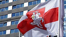Historický prapor povaovaný v Blorusku za symbol opozice proti prezidentovi...