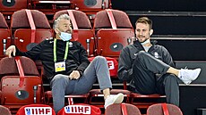 Obránce Ond�ej Vitásek (vpravo) sleduje zápas �eské reprezentace na mistrovství...