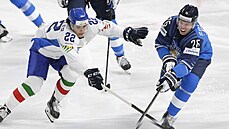 Ital Simon Pitschieler a Fin Jere Sallinen se natahují po puku.