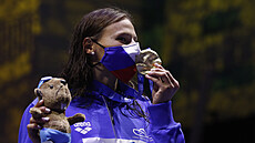 Barbora Seemanová se zlatou medailí za triumf na kraulové dvoustovce.