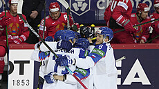Slovenští hokejisté se radují z gólu v zápase s Běloruskem.