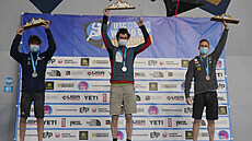 Sportovní lezec Adam Ondra (uprosted) vyhrál i druhý letoní závod Svtového...