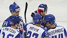 Slovenští hokejisté se radují z gólu v duelu Velkou Británií.
