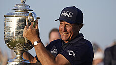Phil Mickelson s trofejí pro vítze PGA Championship.