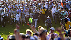 Phil Mickelson  se spolu s diváky raduje z triumfu v  PGA Championship.