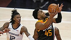 Donovan Mitchell (vpravo) z Utahu se chystá k zakonení, sleduje ho Ja Morant z...