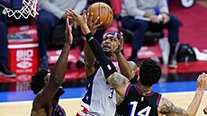 Bradley Beal  z Washingtonu se snaí zakonit pes bránící duo Danny Green a...