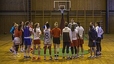 Trenér enské basketbalové reprezentace tefan Svitek dohlíí v píprav na mistrovství Evropy na mladou nadji svého týmu Eliku Hamzovou.