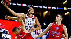 Vasilije Mici� (v bílém) z Anadolu Efes Istanbul zakon�uje na ko� CSKA Moskva...