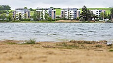 Bytové domy u Velkého boleveckého rybníku v Plzni. (26. 5. 2021)