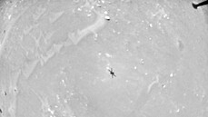 Stín vrtulníku Ingenuity zachycený jeho navigační kamerou během posledních 29...