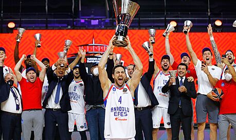 Basketbalisté tureckého Anadolu Efes Istanbul se radují z triumfu v Eurolize.