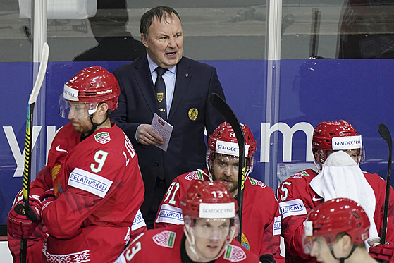 Běloruský trenér Michajl Zacharov je nespokojený s hrou svých svěřenců během...
