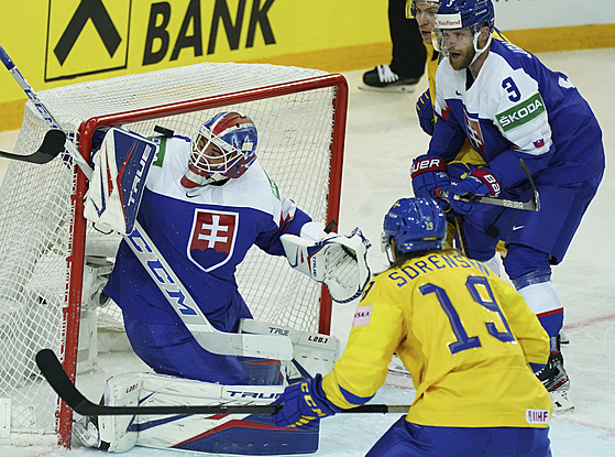 Slovenský gólman Adam Húska se snaží vyrazit pokus Švéda Marcuse Sörensena.