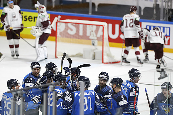 Finští hokejisté se radují z vítězného gólu v prodloužení, kterým přetlačili...