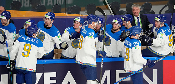 Hokejisté Kazachstánu slaví první gól v síti Norska.