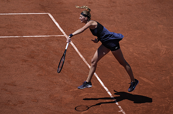 Petra Kvitová servíruje během zápasu prvního kola Roland Garros.