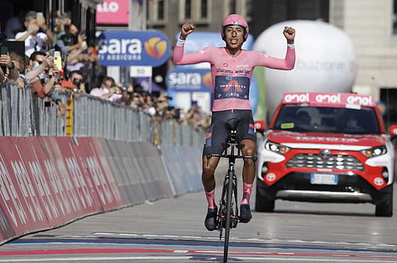 Kolumbijský cyklista Egan Bernal zvedá ruce nad hlavu v cíli závrené asovky,...