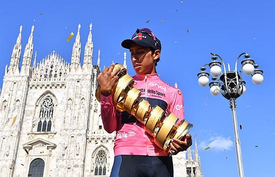 Zopakuje si Egan Bernal fotku s trofejí pro vítze Gira?