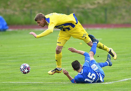 Martin Kouil (vlevo) z Varnsdorfu padá pes ústeckého Václava Proka.