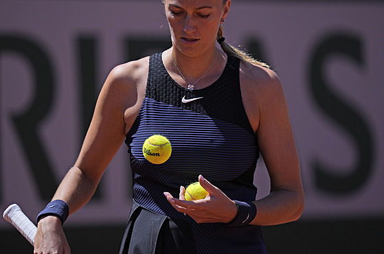 Petra Kvitová se pipravuje na podání v prvním kole Roland Garros. 