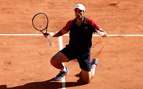 panlský tenista Pablo Andújar slaví výhru v prvním kole Roland Garros.