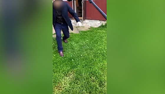 Střelec z okna zasáhl muže s odpadky