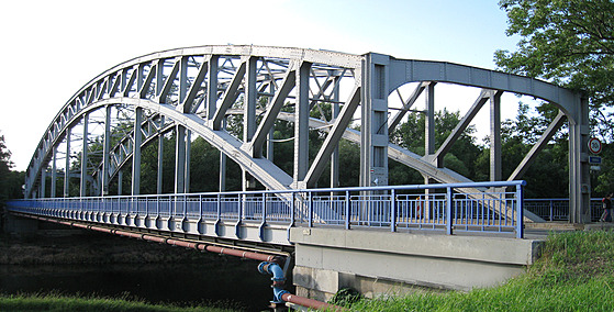 Silniční obloukový most přes řeku Odru zajišťuje spojení mezi Hlučínskem a...
