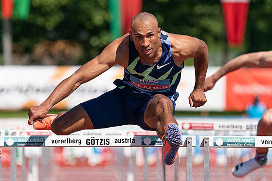 Damian Warner bhem 110 metr pekáek na mítinku v Götzisu.