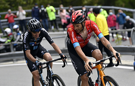 Damiano Caruso a za ním Romain Bardet ve dvacáté etap Gira.