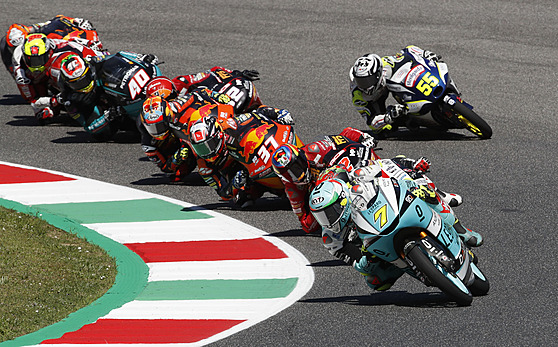 Vedoucí skupina ve Velké cen Itálie kategorie Moto3 v Mugellu.