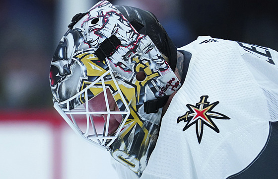 Zkrou�ený branká� Vegas Robin Lehner.