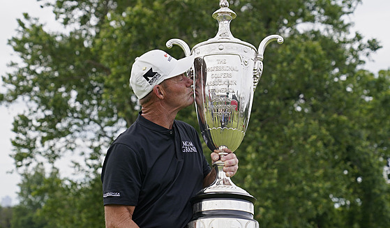 Alex ejka s trofejí pro vítze Senior PGA Championship.