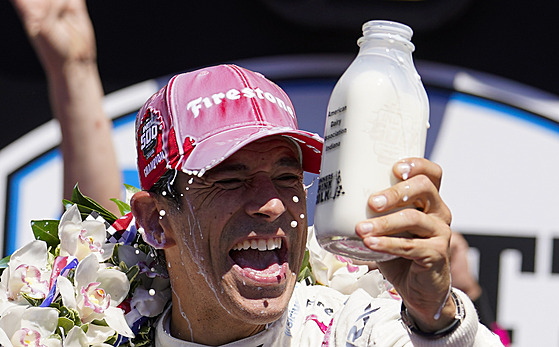 Helio Castroneves se raduje z triumfu v závod 500 mil Indianapolis.