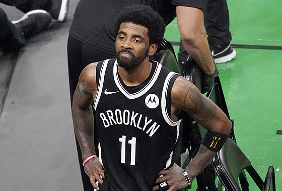 Brooklynský rozehráva Kyrie Irving elí bostonským fanoukm.