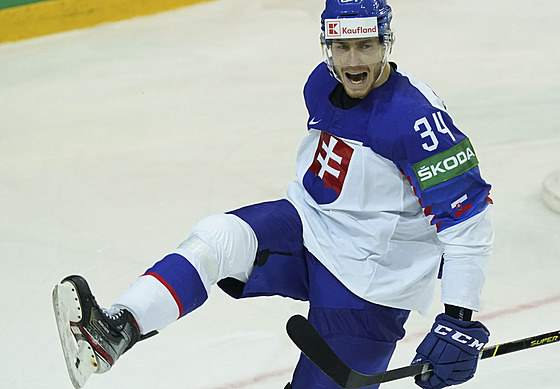 Slovenský hokejista Peter Cehlárik se raduje z trefy proti Dánsku.