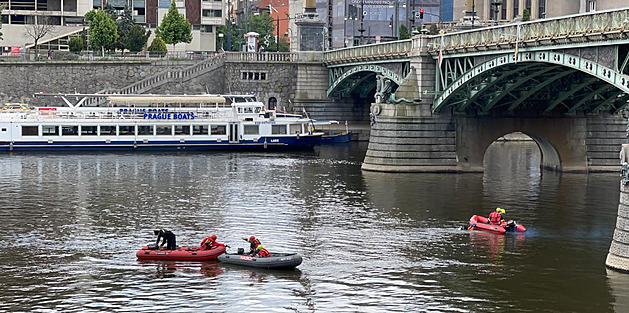 Z Čechova mostu skočil muž do Vltavy, potápěči ho nalezli mrtvého