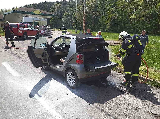 Karavanista táhl za obytným vozem mikroauto, při návratu z kempu vzplálo