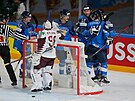 Hokejisté Finska se radují z první branky proti Lotysku, smutní gólman Janis...
