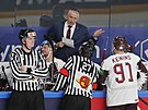 Kou lotyských hokejist Bob Hartley v diskusi s rozhodími bhem zápasu s...