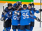 Fintí hokejisté slaví druhý gól v utkání s domácím Lotyskem.