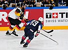 Nmecký hokejista Matthias Plachta (v bílém) se ítí na branku Spojených stát,...