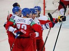 Radost eských hokejist po vyrovnávacím gólu proti Dánsku. Skóroval Dominik...