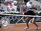 Rus Daniil Medvedv se natahuje po balonku v zápase první kola Roland Garros.