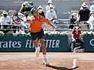 výcar Roger Federer se natahuje po balonku v zápase prvního kola Roland Garros.