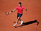 výcar Roger Federer se napahuje k úderu v zápase prvního kola Roland Garros.