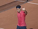 výcar Roger Federer mává divákm po vítzství v prvním kole Roland Garros.
