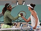 Amerianka Serena Williamsová (vlevo) a Rumunka Irina Beguová se zdraví po...