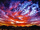 Divoká obloha pi západu slunce v americké Arizon